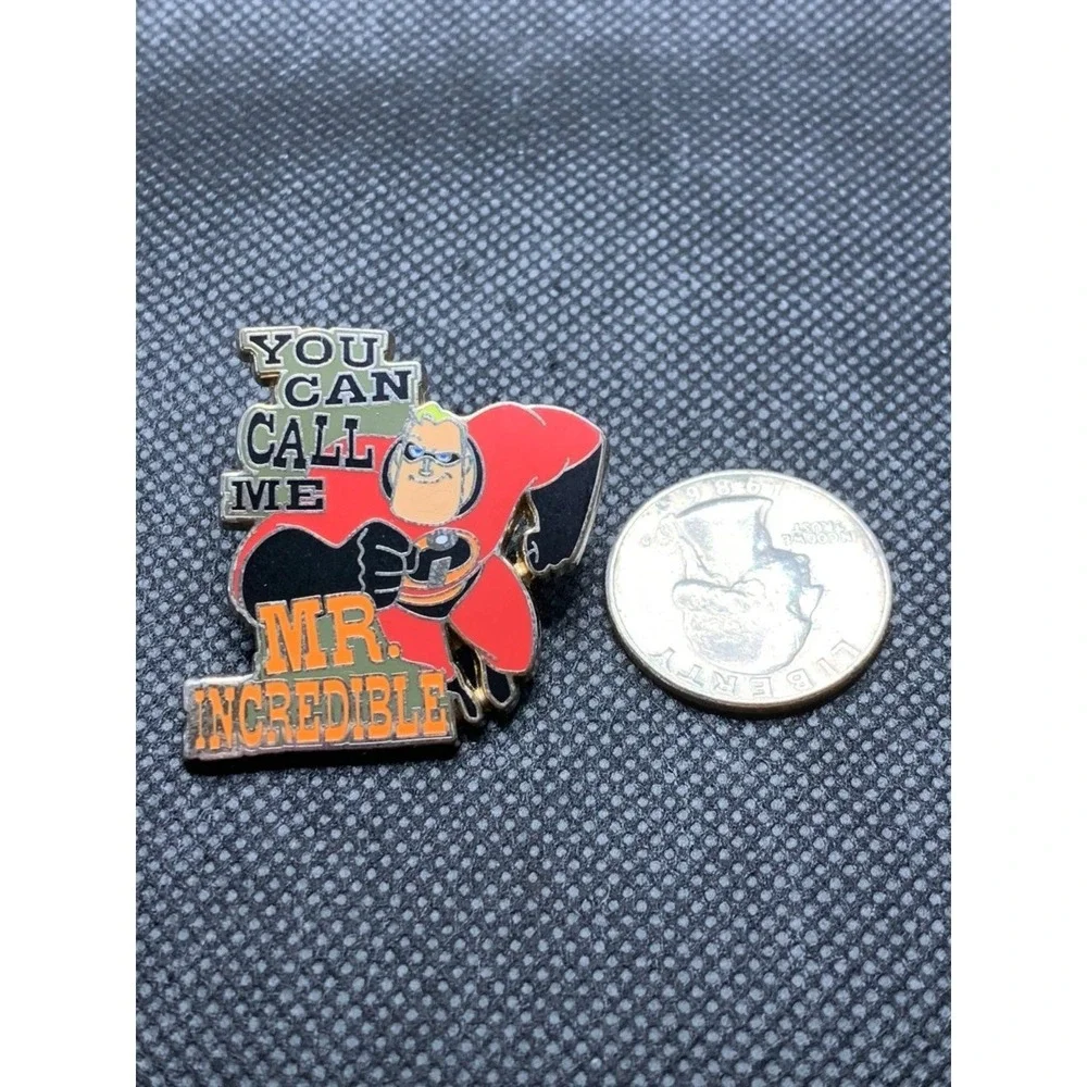 NWT 2015 Pixar Mr. Incredible Mrs. Incredible 2 Disney pin set card super hero